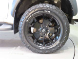 純正のアルミホイール装着車です。タイヤサイズは265/65R18です。