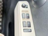 【電動格納ミラー】サイドミラーは電動格納式となっており、狭い駐車場でもキズがつくリスクを抑えられます。
