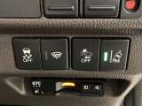 衝突の危険がある時に警告してくれる衝突軽減ブレーキ。車線を外れそうな時に警告し、ステアリング制御してくれる路外逸脱制御機能搭載!