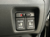【両側パワースライドドア】両側がパワースライドドアになっており、運転席のスイッチやスマートキーでも開閉が可能です!開口部も広いので乗り降りも楽々♪