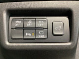 運転席脇のクラスタースイッチ部分にはカメラ切り替えスイッチ、パーキングセンサー、その他走行系スイッチを集中配置しております。