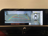 【パノラミックビューモニター】専用のカメラにより、上から見下ろしたような視点で360度車の周囲を確認することができます。