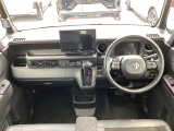 運転時の視界周辺の見やすい位置に、メーターやディスプレイをレイアウト。