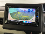 リバースギアに入れるだけで後方の表示へ切り替わります。夜間や雨の日の駐車も楽になりますよ。