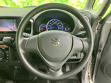 手に馴染むステアリングは、運転操作をスムーズに。快適なドライビングをサポートします。操作感も確かにお確かめください。