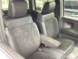 ターボ車専用シートは、ブラック&times;ブラック(プライムスムース【合皮】&times;トリコット【スエード調】)となっております。