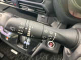 雨天時でもクリアな視界を確保できるワイパーレバー。操作も簡単で、雨の日の運転をサポートします。間欠機能も搭載しています。