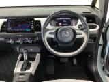 【ハンドル】運転にかかわる様々な操作を安全に行えるように視点移動が少なく操作性に配慮されたスイッチ類が凝縮されたコックピットです。