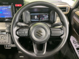 インテリアに合わせたデザインのステアリングは、運転される方のことも考え、運転しやすい形状、大きさです。是非一度、実際に触ってお確かめください。