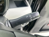 操作しやすい位置に配置されたウインカーレバー。スムーズな操作で、安全な車線変更をサポートします。