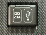 【USBポート】USBポートも装備されています、スマートフォンの充電やオーディオに連携も可能です、今や欠かせない装備の一つです!