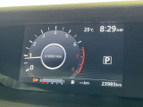 メーター内のカラーディスプレイには運転をサポートするさまざまな情報を表示!瞬間燃費などが表示できます。
