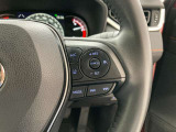 前方の車との車間を設定し、スピードを上げたり緩めたりを自動で行ってくれる追尾式の「レーダークルーズ」。上級装備の一つです!高級車にしかつかない嬉しい機能です。