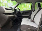 運転しやすいように設計されたコックピット。各種スイッチも操作しやすく、安全運転をサポートします。