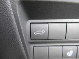 【パワーバックドアスイッチ】運転席から操作可能。途中でも止められる安心のバックドア。後ろの駐車スペースが狭い時に重宝します