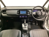 車内は光触媒抗菌消臭施工済です。インパネ周りはスタイリッシュなデザインです。グローブボックスやカップホルダーのほかにトレーなどたくさんの収納スペースが付いています。