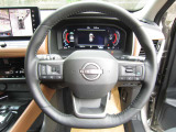しっとりした手触りの上質な革巻きステアリングです。手元スイッチでオーディオや運転支援機能をスムーズに操作でき、ブラウンインテリアとの調和を感じられます。