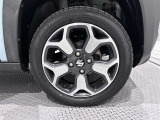 アルミホイールを装備、タイヤサイズは165/60R15です。