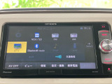 お好みの音楽を最高の音質で。ラジオ、CD、USBなど、多様なソースに対応し、車内を音楽で満たします。
