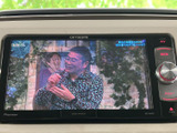 停車中には、地上デジタル放送をお楽しみいただけます。長距離移動も、エンターテイメントで快適に過ごせます。