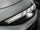 夜間にはその機能を最大限に発揮し、効果的にレイアウトされたLEDが長く、広い照射で安全なドライブをサポートします。
