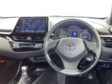 運転席まわりです。 各操作スイッチは使いやすい位置に配置されてます。
