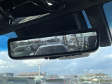【デジタルインナーミラー(トヨタ)】車両後方カメラの映像をルームミラーに映すことが出来ます。 そのため、後席に人や荷物があって後方が見えづらい場合でもしっかり視界を確保することが出来ます。