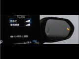 隣車線を走る車両をレーダーで検知し、ドアミラーでは確認しにくい後側方エリアに存在する車両に加え、急接近してくる車両も検知します。車両を検知するとドアミラーに搭載されたLEDインジケーターが点灯します。