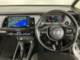 【ハンドル】運転にかかわる様々な操作を安全に行えるように視点移動が少なく操作性に配慮されたスイッチ類が凝縮されたコックピットです。