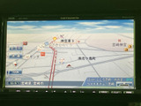 見やすい地図表示で、初めての道でも安心。周辺情報も表示されるので、目的地までのルート選びもスムーズに行えます。