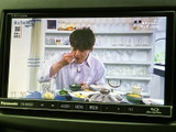 停車中に、地上デジタル放送などのテレビ番組を視聴できます。移動中の待ち時間も、エンターテイメントで快適に過ごせます。後部座席の方も楽しめます。