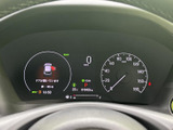 視認性の高いメーター類で、運転に必要な情報をしっかり把握できます。直感的に操作でき、安全運転をサポートします。落ち着いたデザインも魅力です。