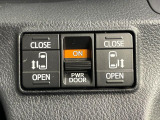 【両側パワースライドドア】スマートキーや運転席のスイッチで後席両側スライドドアの開閉が可能♪電動だから力を入れてドアを開ける必要が無く、小さなお子様でも簡単に開け閉めでき快適です♪