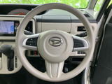 握りやすいステアリングで、快適な運転操作を実現。操作性にも配慮した設計で、ドライバーをサポートします。