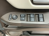 電動格納式リモコンドアミラーと、パワーウィンドウスイッチ等は運転席ドアにあります。