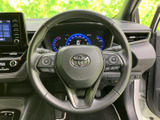 握りやすいステアリングで、快適なドライビングを実現。操作性にも優れ、運転中の疲労を軽減します。上質な質感も魅力です。