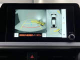 バックカメラの他に上から見下ろしたような画像が見れるアラウンド(全方位)モニター。前後左右を把握できる、すごい機能が装備されています!