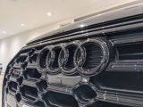 【ブラック Audi rings & ブラックスタイリングパッケージ メーカーOP￥160,000-】 フォーリングスエンブレムもブラック化されております!