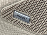 【BOSEサウンドシステム】メーカーオプションの高品位サウンドシステムを搭載。専用のチューニングが施された大小様々なスピーカーから良質なサウンドが奏でられ、臨場感あふれる音響空間を演出します。