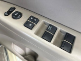 【電動格納ミラー】サイドミラーは電動格納式となっており、狭い駐車場でもキズがつくリスクを抑えられます。