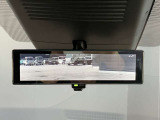 車両後方のカメラ映像をミラー面に投影します。社内の状況や天候に左右されずいつでもクリアな後方視界が得られます。