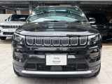 Jeepの象徴である7スロットグリルを中央に配置した、存在感のあるフロントフェイス。