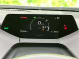 視認性の高いメーターで速度や走行情報を確認しやすく、安全運転をサポートします。洗練されたデザインも魅力です。