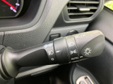 操作しやすいウインカーレバーで、安全な車線変更をサポート。直感的に操作でき、スムーズな運転をアシストします。