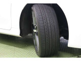 タイヤサイズ フロント:235/40R19、リヤ:265/35R19。