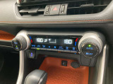デュアルエアコンとは、運転席と助手席で、個別に温度設定ができる機能です。気温の感じ方は、人それぞれ違うもの。乗る人に優しい機能ですね。
