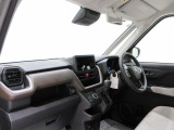 ダイハツのお店では、ダイハツ車を知り尽くしたプロフェッショナルが、専用の診断機器を使って各システムを点検しております。