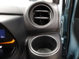 運転席のカップホルダーはエアコンの吹き出し口にありますので冷やしたり温めたりすることが出来ます☆