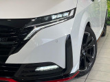 【LEDヘッドライト】悪天候や夜間走行時も良好な視界を確保し安心して運転できる高輝度LEDヘッドライトを装備!点灯速度が早く、消費電力も抑えられています。