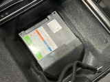 減速時の回生エネルギーを利用して発電したエネルギーを蓄え、オーディオやエアコン、ヘッドライトなどに使う事で、エンジンの負担を減らす「Sエネチャージ」搭載車両です。